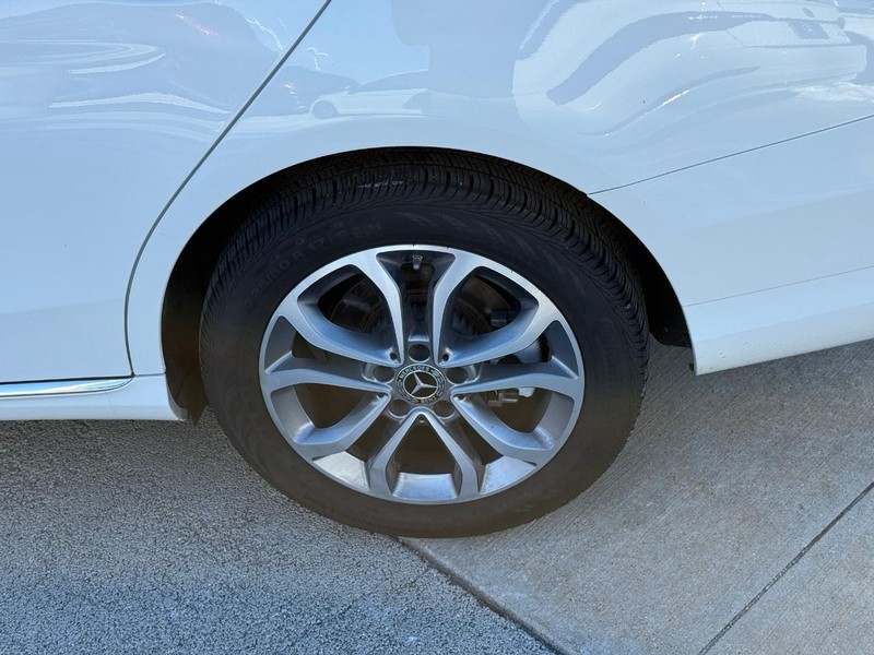 Mercedes-Benz C-Class Vehicle Full-screen Gallery Image 9