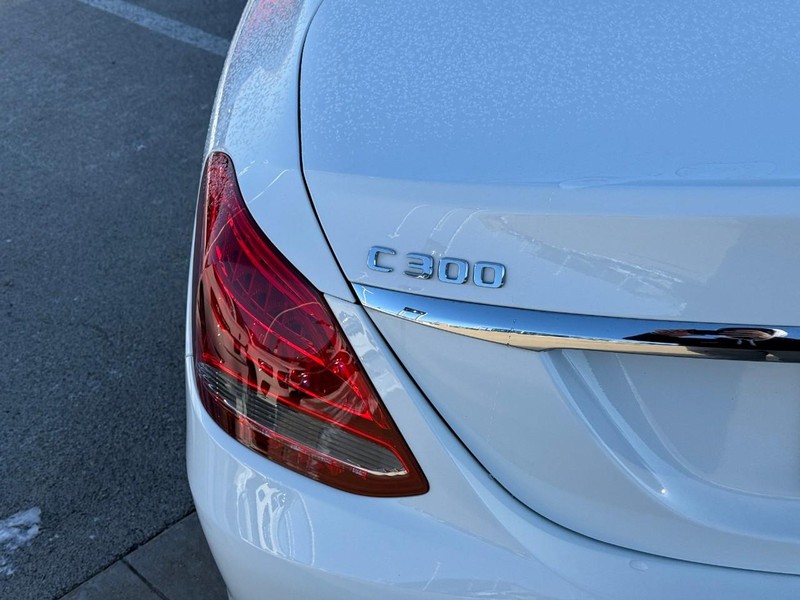 Mercedes-Benz C-Class Vehicle Full-screen Gallery Image 10