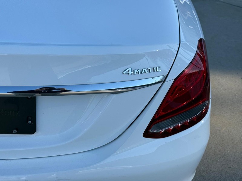 Mercedes-Benz C-Class Vehicle Full-screen Gallery Image 11