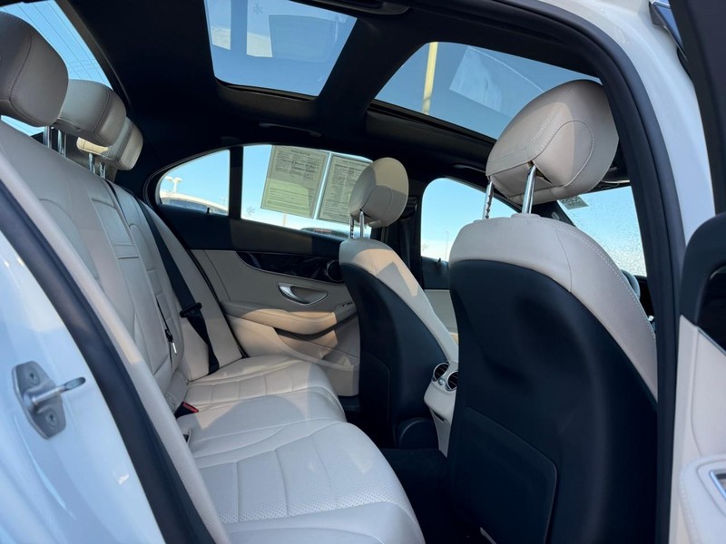 Mercedes-Benz C-Class Vehicle Full-screen Gallery Image 12