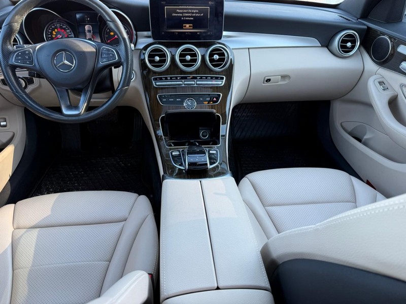 Mercedes-Benz C-Class Vehicle Full-screen Gallery Image 13