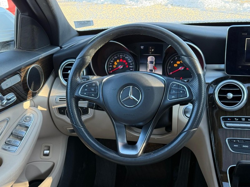 Mercedes-Benz C-Class Vehicle Full-screen Gallery Image 14