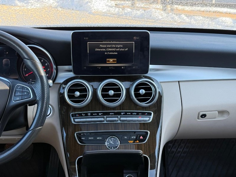 Mercedes-Benz C-Class Vehicle Full-screen Gallery Image 15