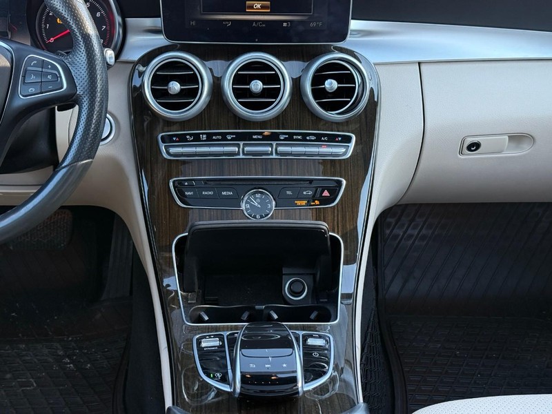 Mercedes-Benz C-Class Vehicle Full-screen Gallery Image 16