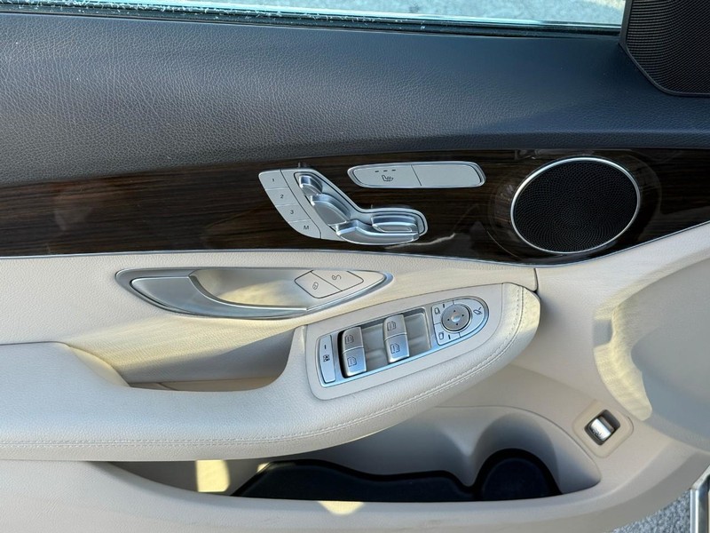 Mercedes-Benz C-Class Vehicle Full-screen Gallery Image 17