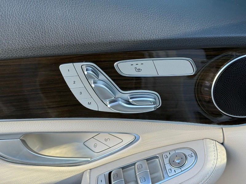 Mercedes-Benz C-Class Vehicle Full-screen Gallery Image 18