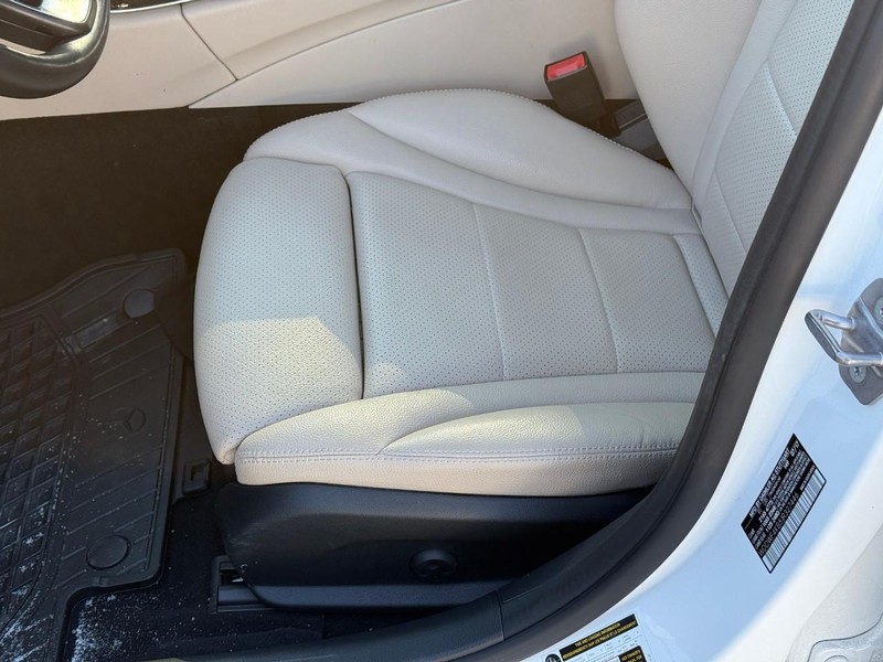 Mercedes-Benz C-Class Vehicle Full-screen Gallery Image 19