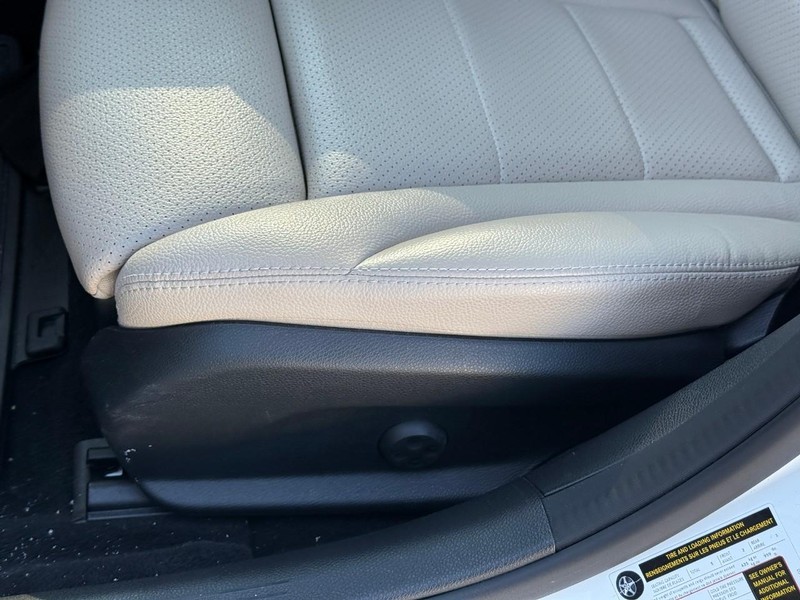 Mercedes-Benz C-Class Vehicle Full-screen Gallery Image 20