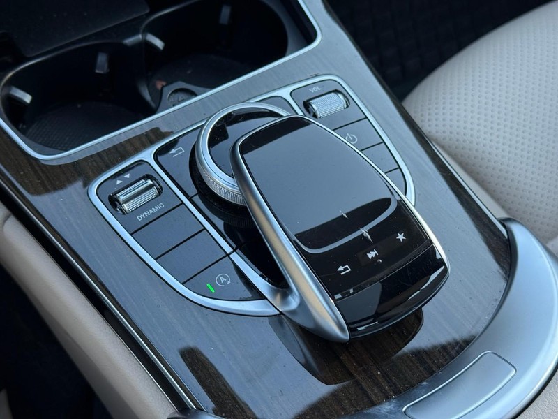 Mercedes-Benz C-Class Vehicle Full-screen Gallery Image 21