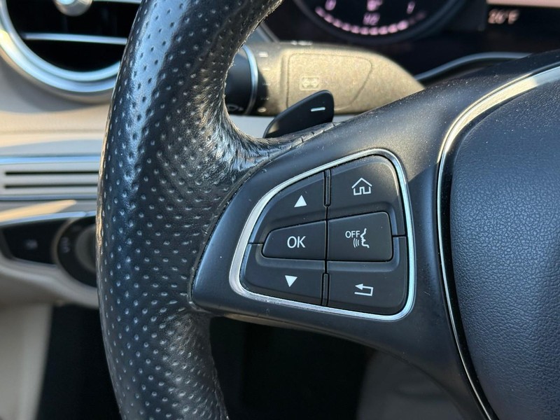 Mercedes-Benz C-Class Vehicle Full-screen Gallery Image 22