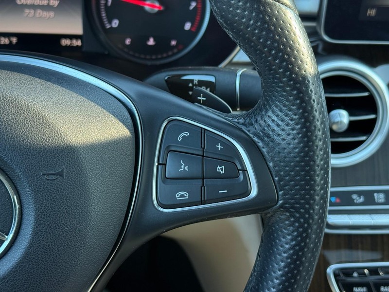 Mercedes-Benz C-Class Vehicle Full-screen Gallery Image 23