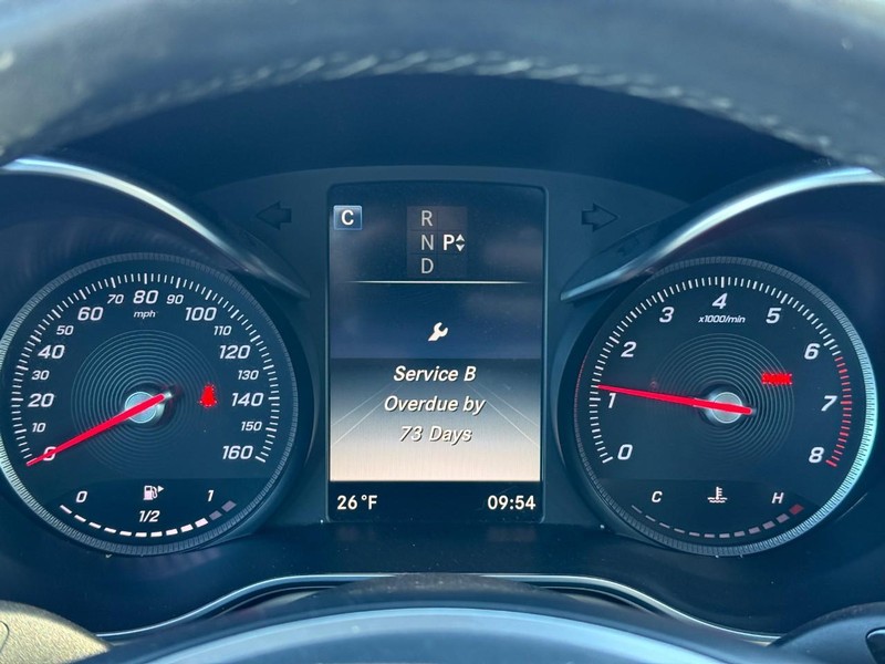 Mercedes-Benz C-Class Vehicle Full-screen Gallery Image 24