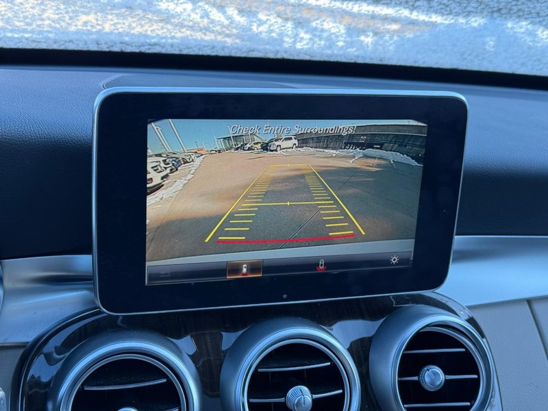 Mercedes-Benz C-Class Vehicle Full-screen Gallery Image 25