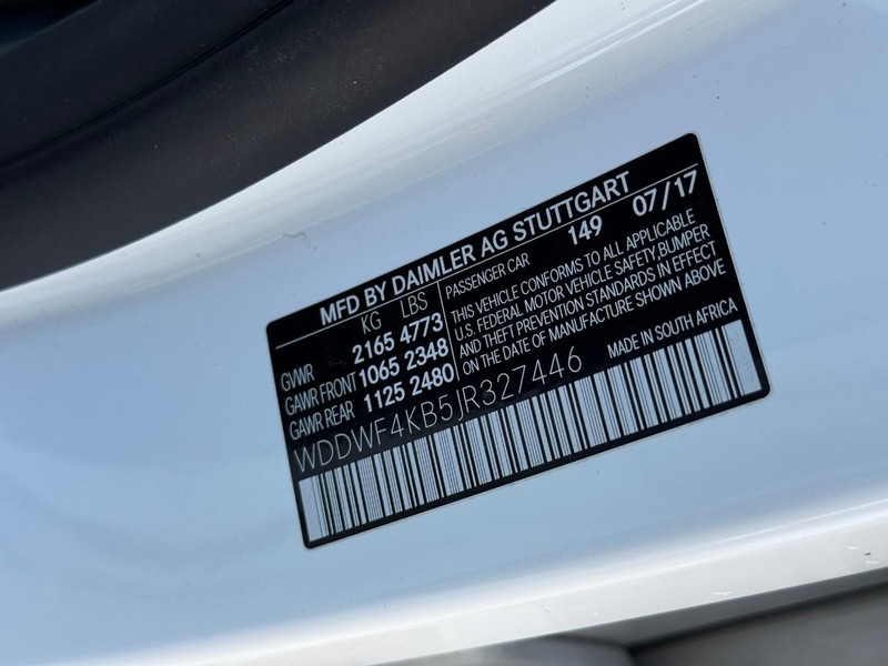 Mercedes-Benz C-Class Vehicle Full-screen Gallery Image 26