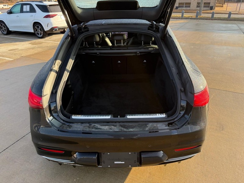 Mercedes-Benz EQS Vehicle Full-screen Gallery Image 7