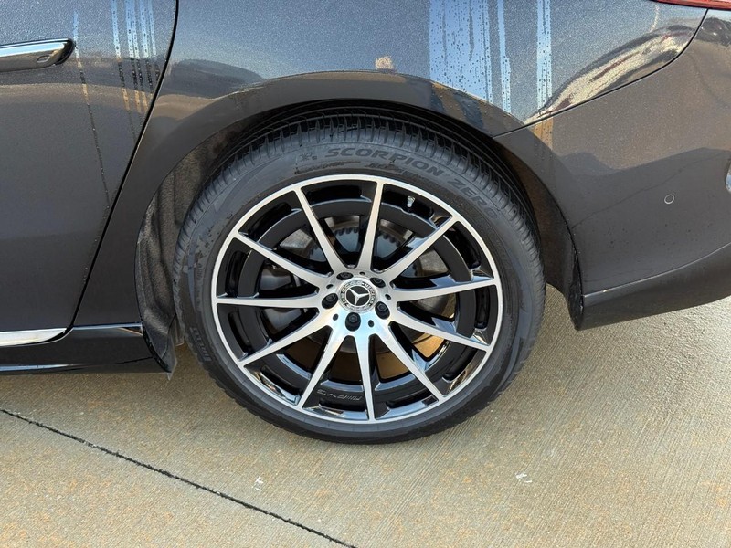 Mercedes-Benz EQS Vehicle Full-screen Gallery Image 8