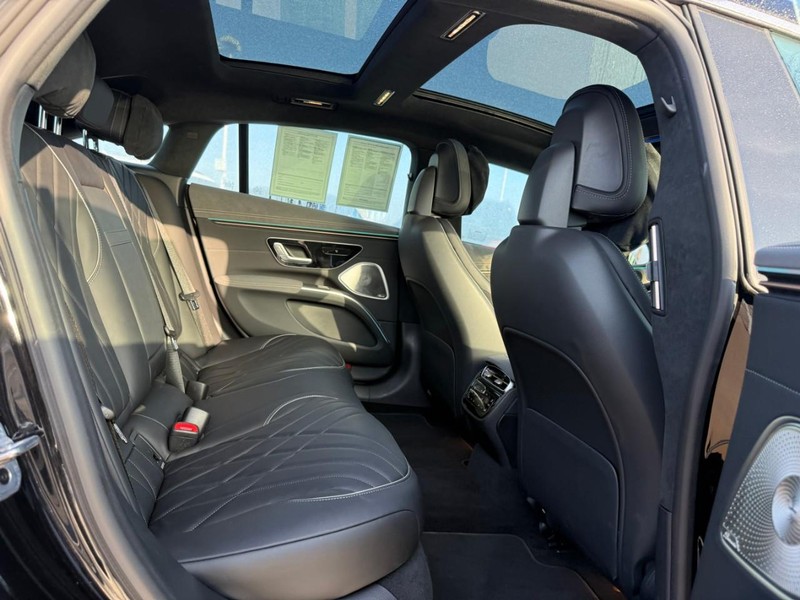 Mercedes-Benz EQS Vehicle Full-screen Gallery Image 11