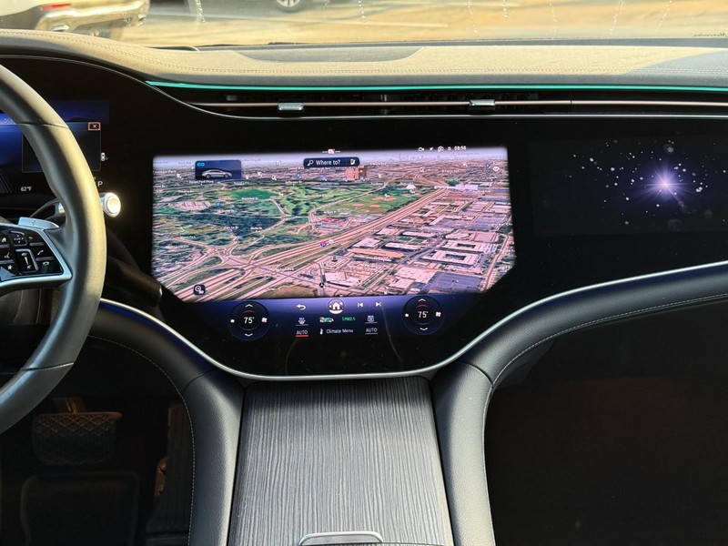 Mercedes-Benz EQS Vehicle Full-screen Gallery Image 14