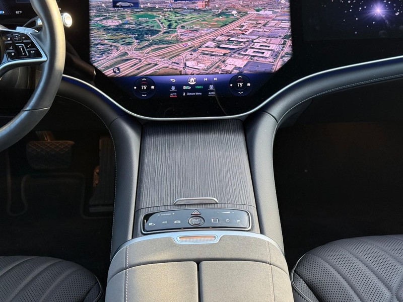 Mercedes-Benz EQS Vehicle Full-screen Gallery Image 15