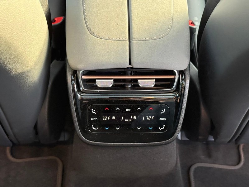 Mercedes-Benz EQS Vehicle Full-screen Gallery Image 16