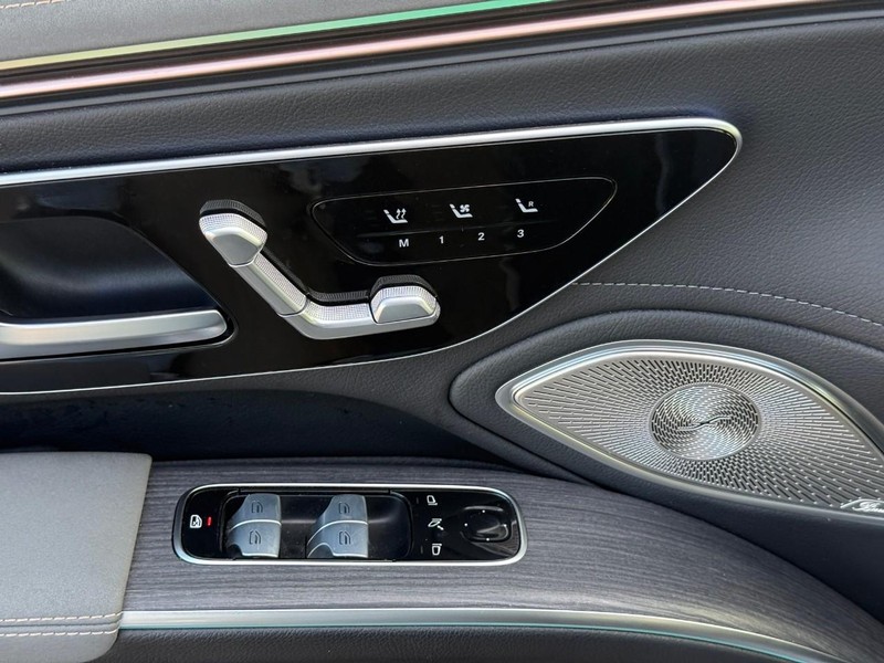 Mercedes-Benz EQS Vehicle Full-screen Gallery Image 18