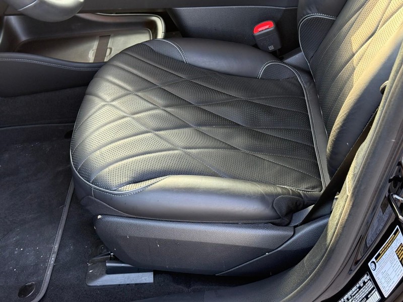 Mercedes-Benz EQS Vehicle Full-screen Gallery Image 19