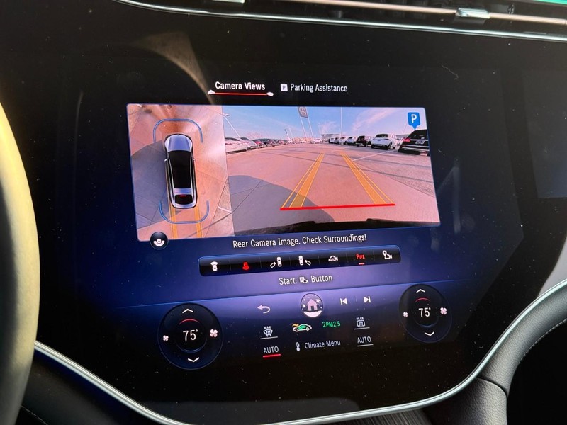 Mercedes-Benz EQS Vehicle Full-screen Gallery Image 22