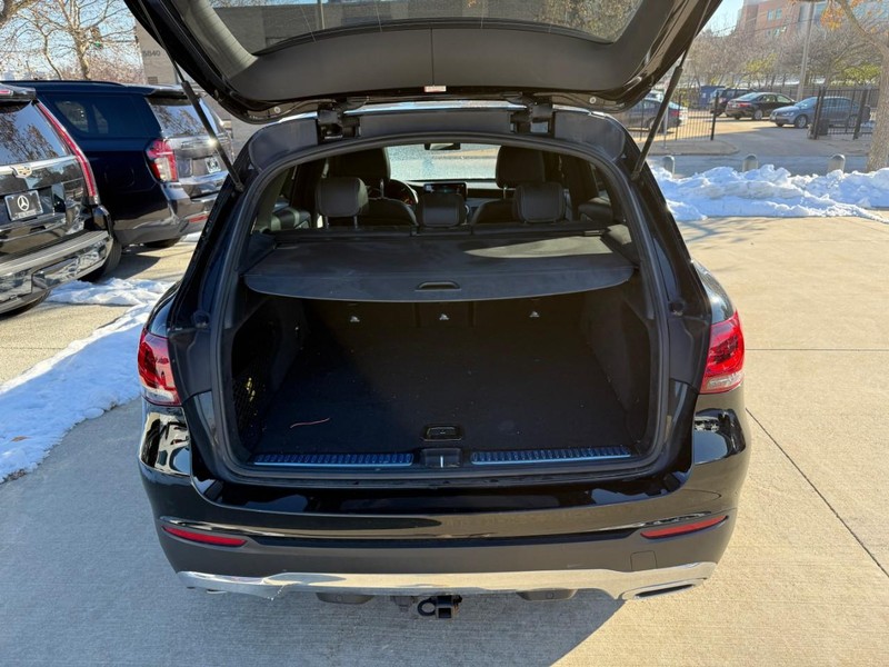 Mercedes-Benz GLC Vehicle Full-screen Gallery Image 8