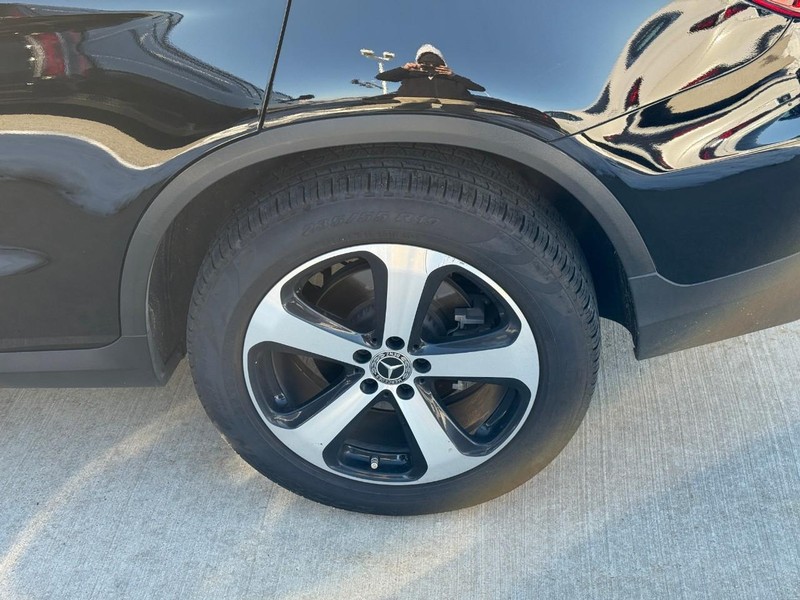 Mercedes-Benz GLC Vehicle Full-screen Gallery Image 9