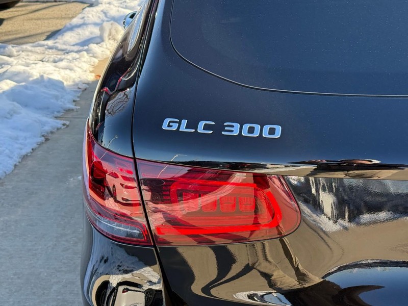 Mercedes-Benz GLC Vehicle Full-screen Gallery Image 10