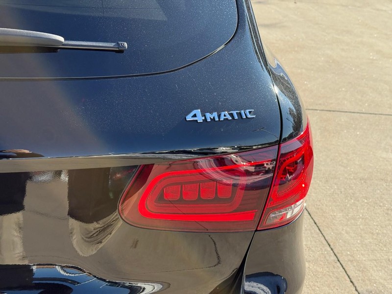 Mercedes-Benz GLC Vehicle Full-screen Gallery Image 11