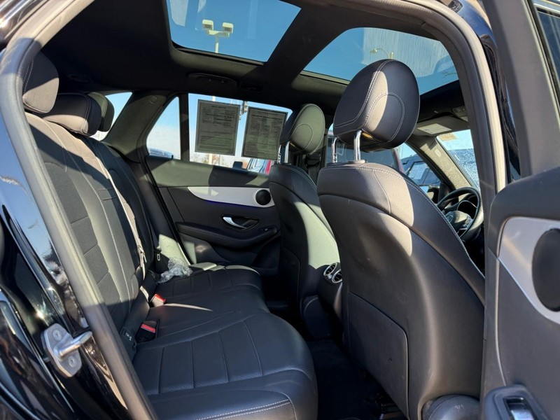 Mercedes-Benz GLC Vehicle Full-screen Gallery Image 12