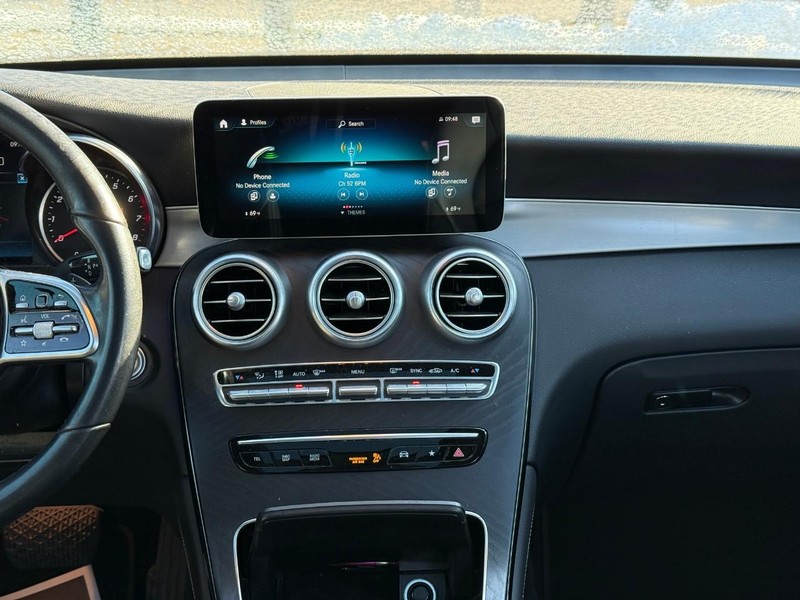 Mercedes-Benz GLC Vehicle Full-screen Gallery Image 15