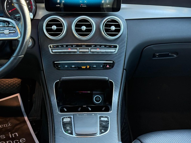 Mercedes-Benz GLC Vehicle Full-screen Gallery Image 16