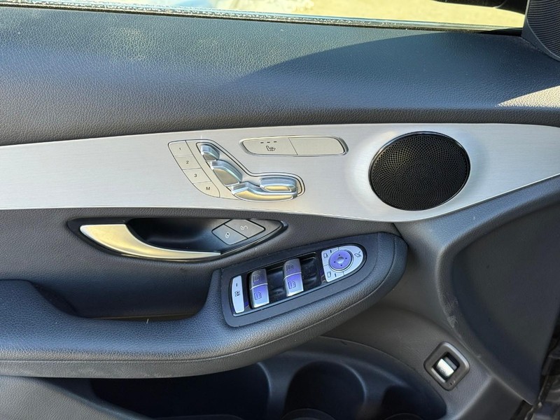 Mercedes-Benz GLC Vehicle Full-screen Gallery Image 17