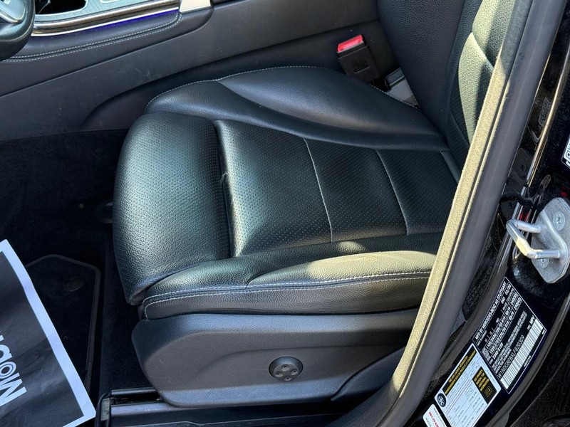 Mercedes-Benz GLC Vehicle Full-screen Gallery Image 19