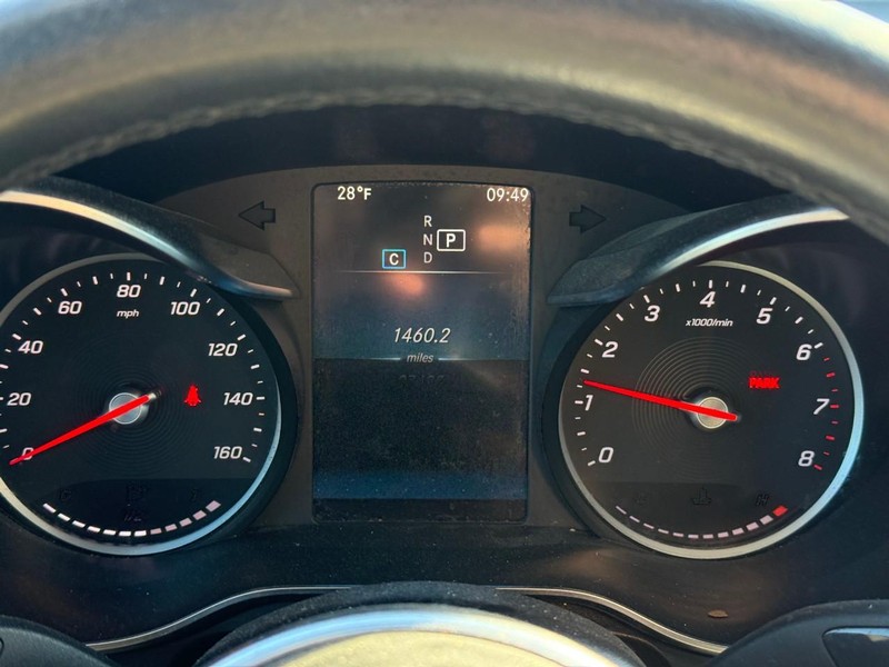 Mercedes-Benz GLC Vehicle Full-screen Gallery Image 23