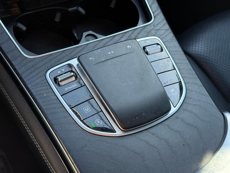 Mercedes-Benz GLC Vehicle Full-screen Gallery Image 24