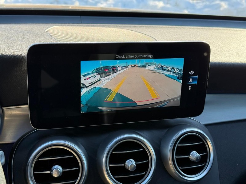 Mercedes-Benz GLC Vehicle Full-screen Gallery Image 25