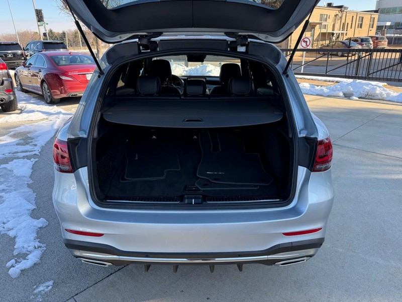 Mercedes-Benz GLC Vehicle Full-screen Gallery Image 8