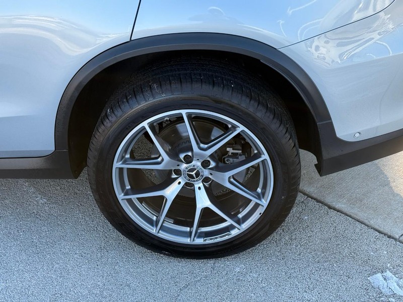 Mercedes-Benz GLC Vehicle Full-screen Gallery Image 9