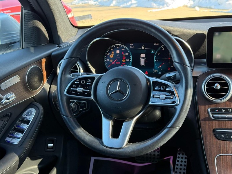 Mercedes-Benz GLC Vehicle Full-screen Gallery Image 14