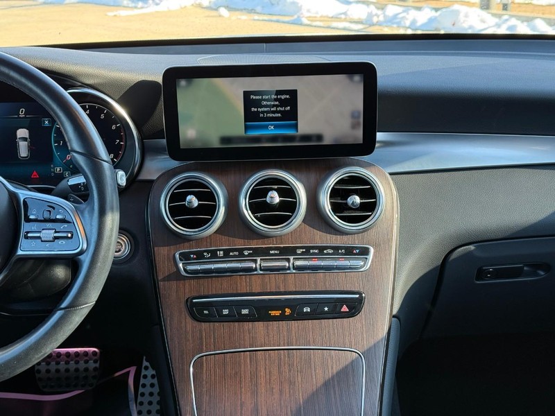 Mercedes-Benz GLC Vehicle Full-screen Gallery Image 15