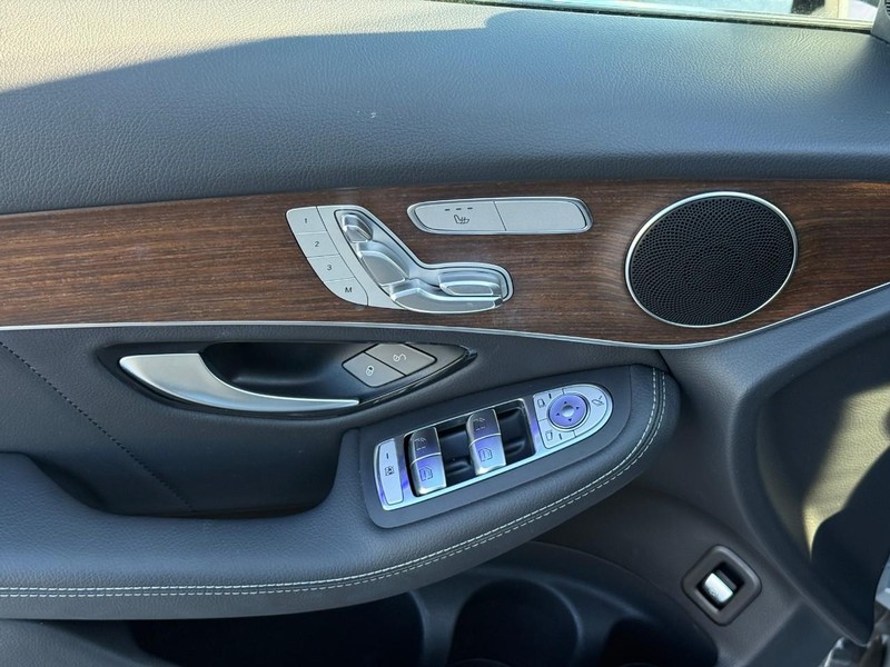 Mercedes-Benz GLC Vehicle Full-screen Gallery Image 17