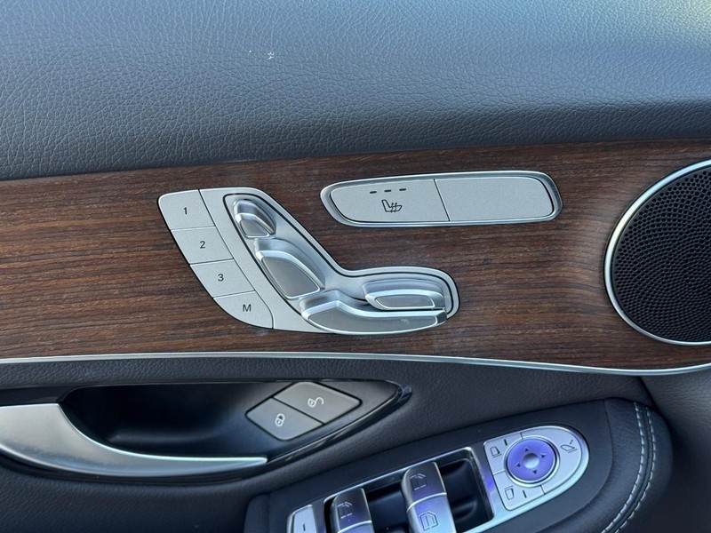 Mercedes-Benz GLC Vehicle Full-screen Gallery Image 18