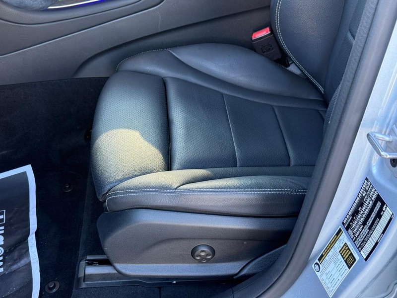 Mercedes-Benz GLC Vehicle Full-screen Gallery Image 19