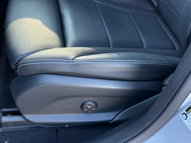 Mercedes-Benz GLC Vehicle Full-screen Gallery Image 20