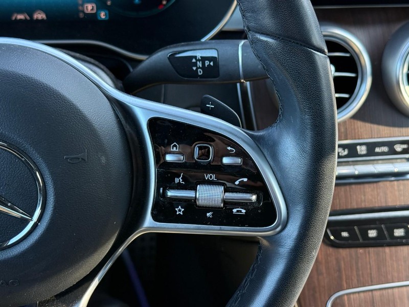 Mercedes-Benz GLC Vehicle Full-screen Gallery Image 22