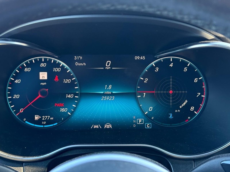 Mercedes-Benz GLC Vehicle Full-screen Gallery Image 23