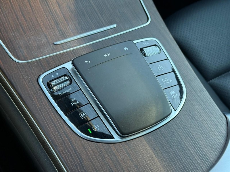 Mercedes-Benz GLC Vehicle Full-screen Gallery Image 24